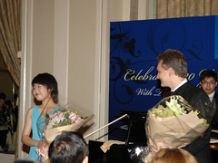 Tianwa Yang and Markus Hadulla receive bouquets and warm applause from the audience
