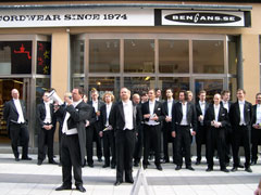 Lunds Studentsångare in front of Bengans disc store